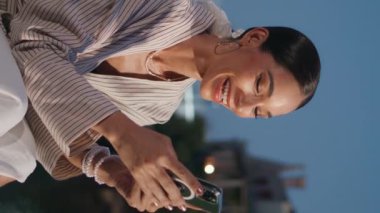 Akşamları sahilde dikey bir şekilde akıllı telefondan mesaj okuyan neşeli bir kız. Alacakaranlıkta cep telefonu ekranına bakıp gülümseyen mutlu zarif kadın. Kaygısız genç esmer setin üzerinde mesajlaşıyor.