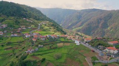 Yeşil dağlardaki hava büyüleyici köy manzarası. Portekiz 'de teraslı tarlaları olan görkemli kırsal alan. Kırsal yol, sakin kırmızı çatıların arasında kıvrılıyor. Canlı yerleşim ortamı.