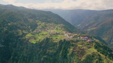 Picoresque Dağları 'ndaki hava manzaralı yamaç köyü. Kırsal kesimde kırmızı çatıları olan sakin evler. Portekiz 'de yaz aylarında yemyeşil, dolambaçlı ve dolambaçlı bir yerleşim yeri..
