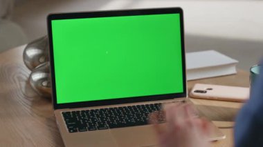 Modern çalışma alanı kapanışında yeşil ekran dokunmatik bilgisayarlı dokunmatik internet uygulaması. Bilinmeyen iş adamı evde kroma anahtar bilgisayarda çalışıyor. İçerde internette serbest sörf yapan biri..
