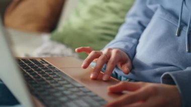 Uzaktan yönetici, bilgisayarın dokunmatik dokunmatik dokunmatik dokunmatik dokunmatik dokunmatik bilgisayarını evde çevrimiçi bir uygulamaya yönlendiriyor. Bilinmeyen iş kadını koltukta e-posta izliyor. Dairesinde bilgisayarla uzaktan eğitim gören bir kız öğrenci..