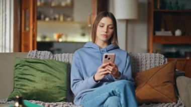 Ev kanepede cep telefonuyla mesajlaşan ciddi bir bayan. Haftasonu evde akıllı telefondan mesajlaşan düşünceli bir kadın. Genç ve çekici bir kız cep telefonu uygulamasında internetten alışveriş yapmayı düşünüyor..