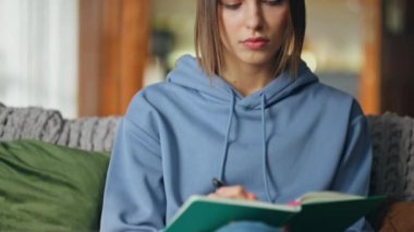 İnternetteki öğrenci evde kanepe kapanışında eğitim videosu seyrediyor. Webinar dinleyerek bilgi toplayan ciddi bir serbest çalışan kadın. Akıllı kız apartman dairesinde uzaktan çalışıyor..