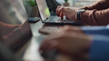Yoğun ofis çalışma alanında dizüstü bilgisayarlar üzerinde çalışan yakın arkadaşlar. Modern işyerinde bilgisayar geliştirme projesinde çalışan tanınmayan kadın işçiler. Eş zamanlı çalışma alanında profesyonel takım çalışması.