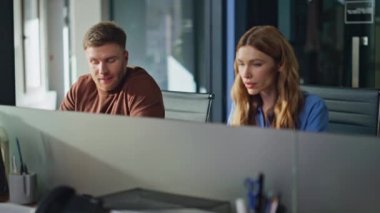 Ofis masasında gülümseyen ortaklar konuşuyor. Pozitif iş adamı, iş yerinde neşeli bir kadınla fikir tartışıyor. Profesyonel iş arkadaşları birlikte iş kuruyorlar. Takım çalışması konsepti