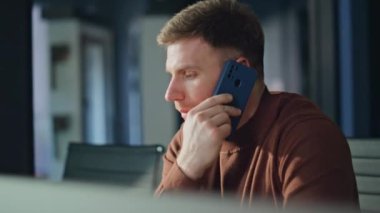 Şirket ofisinde akıllı telefonlardan konuşmakla meşgul bir işadamı. İşletme müdürü iş yerinde kendini bitkin hissederek aramayı sonlandırıyor. Modern işyerindeki bitkin çalışan tatminsiz telefon konuşmaları.