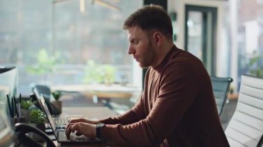 Modern ofis iç çekimlerinde odaklanmış iş adamı dizüstü bilgisayarı. İş yerindeki proje üzerinde yoğunlaşarak çalışan profesyonel bir yönetici. Ciddi bir çalışan içeride iş stratejisi düşünüyor..