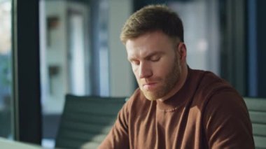 Hayal kırıklığına uğramış bir serbest çalışan cep telefonundan yakın çekimde mesaj alıyor. Sinirli iş adamı, akıllı telefonda umutsuzca banka tebligatını okuyor. Duygusal yönetici sorundan memnun değil