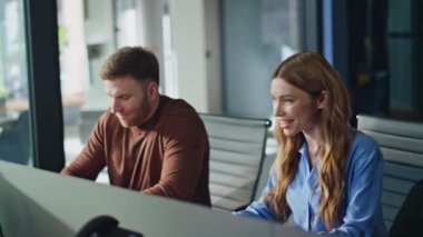 İş yerinde iletişim kuran olumlu meslektaşlar. Dizüstü bilgisayarını erkek arkadaşıyla paylaşan gülümseyen bir kadın. Modern ofis projesinde çalışan profesyonel yöneticiler. Takım çalışması konsepti