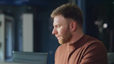 Ofis masasında evrakları inceleyen profesyonel muhasebeci. Tıraşsız gülümseyen işadamı iş yerinde iş anlaşmasını okumaktan memnun. Meşgul adam yöneticisi gülümseyerek mali raporu inceliyor..