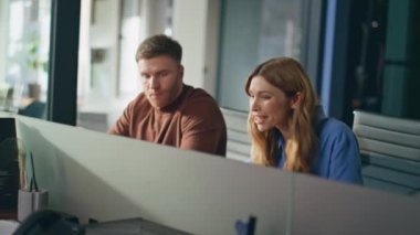 Ofis işyerinde beş sevindirici proje başarısı sağlayan iki meslektaş. Mutlu duygusal iş kadını iş kazanma konusunda heyecanlı tepki veriyor. Coşkulu iş arkadaşları büyük kazançla mutlu olurlar..