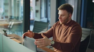 Modern iş yerinde dizüstü bilgisayarı kapatırken boyun ağrısını hisseden yorgun bir işçi. Çok çalışan işadamı ofis işini masa başında bitirir. Çalışkan yönetici bilgisayardaki projenin aşırı yüklendiğini düşünüyor.