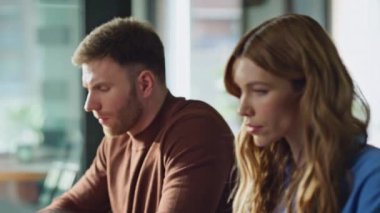 Şirket iş yerindeki dizüstü bilgisayarlarda çalışan ofis yöneticileri. Çalışanlar ciddi bir konsantrasyonla bilgisayarda yazı yazıyorlar. Profesyonel geliştiriciler şirket alanındaki internet projesine odaklandılar