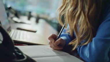 Ofis masasında deftere yazı yazan zeki bir yönetici. Dizüstü bilgisayarda çalışan profesyonel bir iş kadını, not defterine not alıyor. Mutlu kadın muhasebeci işten memnun. Bilgiyi not eden kadın eller