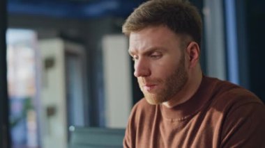 Ofiste doküman geliştirme projesiyle çalışan dalgın girişimci. Portre tatmin olmuş iş adamı iş planıyla gazete okuyor. Gülümseyen müdür şirket raporlarını içeriden inceliyor.