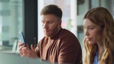 Ofisteki akıllı telefonlara cevap veren ciddi bir iş arkadaşı yakın çekim alanında. Profesyonel yönetici masadaki kadın meslektaşından tavsiye istiyor. Modern işyerinde birlikte çalışan iki şirket çalışanı..