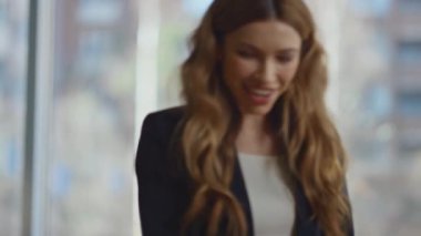 Modern ofisteki iş görüşmelerinde iş adamları el sıkışıyor. Gülümseyen iş kadını, erkek müşteriye imza için belge sağlıyor. Kendine güvenen işadamı masa başında iş sözleşmesi imzalıyor.