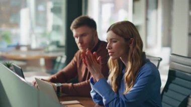 Üzgün meslektaşlar ofis masasında otururken başarısız iş projesini hayal kırıklığına uğrattılar. İki çalışanın iş sıkıntısı yaşamasından memnun değilim. İş arkadaşı erkek kadın maddi kayıptan dolayı stresli