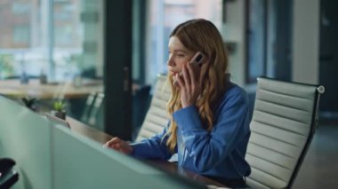 İş yerinde çalışan birinin cep telefonuyla konuşması. Ofis masasında bilgisayarla çalışan akıllı telefondan konuşan meşgul bir kadın. İş kadını müşteriye danışmanlık yapıyor. İnternetten arama bilgileri alınıyor..