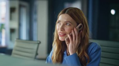 Bayan danışman cep telefonunu arıyor. İş yerindeki laptop görünümlü ekranı kapatıyor. Akıllı telefon ofisindeki çağrıya tek başına cevap veren olumlu iş kadını. Güzel bayan patron iş hakkında konuşuyor.