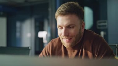 Girişimci modern ofiste video çağrısına el sallıyor. İş yerindeki uzak bir toplantıda meslektaşlarıyla gülümseyen işadamı. Çevrimiçi konferansta iş stratejisini açıklayan olumlu adam