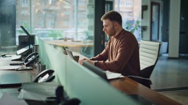 Ofis müdürü, modern kurumsal iç mekanda bilgisayar kapağını kapatıp online araştırmayı bitiriyor. Ciddi iş adamı boyun ağrısından yorgun düşüyor. Dizüstü bilgisayarda aşırı yüklenmiş girişimci bitirme projesi.