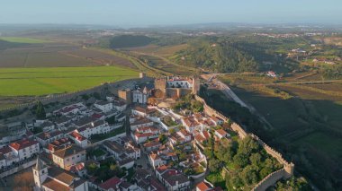Tarihi şato. Güneşli bir gün manzarası var. Yeşil alan ve ortaçağ mimarisi olan manzaralı bir köy. Antik binaları ve canlı vadisi olan kırsal bir kasaba.