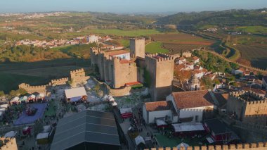 Güzel kırsalda ortaçağ şatosu olan hava manzaralı turistik bir şehir. Tahkimat duvarları olan tarihi mimari ve doğa yeşilliğine inşa edilmiş antik binalar. Kasabada taş kuleler yükseliyor..