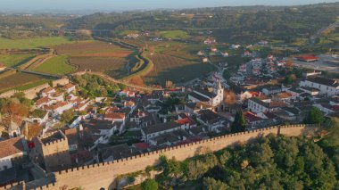Yeşil Vadi insansız hava aracı manzaralı rahat bir köy. Kırsal kesimdeki küçük kasaba tarlaları çevreledi. Ortaçağ mimarisi ve taş güçlendirme duvarları olan güzel bir manzara. Kırsal şehir tarihi binaları