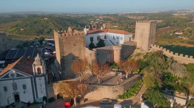 İnsansız hava aracı gururla ayakta duran eski kuleleri olan büyük ortaçağ şatosuna bakıyor. Tarihsel mimari modern şehirle çelişiyor. Geçmiş ve şimdiki şehrin zengin mirasının sahne yakalama karışımı.