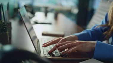 İş kadını ofis masasında dizüstü bilgisayarı daktilo ediyor. Teknolojik iş yerindeki bilgisayar geliştirme projesinde çalışan profesyonel bir kadın. Çalışma alanında görev alan kadın yönetici.