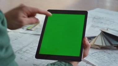 İşadamı, şirketin ofisindeki tabletten online alışveriş yapıyor. İş yerindeki yeşil ekranlı bilgisayara bağlanan bilinmeyen bir erkek serbest yazar. Ajansta krom anahtar üzerinde çalışan adam yöneticisi.