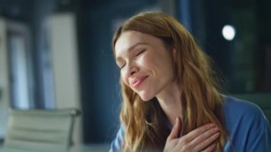 Çevrimiçi toplantıda gülümseyen girişimci iş yerinde konuşuyor. Ofisin içini arayan mutlu iş kadını videosu. Pozitif kadın yönetici iş arasında dostça uzaktan konuşma yapıyor..