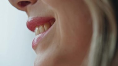 Gülümseyen model içeride beyaz dişleri gösteriyor makro. Göz kamaştırıcı pembe dudaklı kız tezahürat yapıyor. Mutlu yeşil gözlü kadın dik bakıyor. Doğrudan bakan güzel model yüzü. Kadın görünümü konsepti