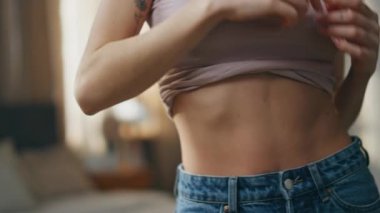 Kot pantolonlu zayıf bir kadın cesedi. Tanımlanamayan genç model yansımanın keyfini çıkarıyor. Tatmin olmuş zayıf kız kilo verme rutini. Mükemmel şekilde incelenen mutlu gülümseyen bayan. Sağlıklı beslenme sonuçları kavramı