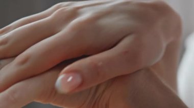 El kremi süren bir kadın. Tanınmayan bir model. Nazik kolları besliyor. Banyo odasında güzellik rutininin tadını çıkarıyor. Meçhul bir kadın vücut losyonunu sürterek parmaklarını hafif bir dairede tek başına ovalıyor.