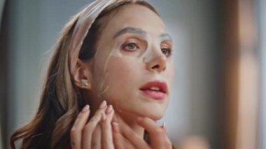 Güzellik kraliçesi yüz maskesi nemlendirici, kırışıklık önleyici bir gün için hazır. Güzel bir kadın, besin değeri yüksek ürünler koyuyor ve yatak odasına elleriyle başvuruyor. İyi sabahlar rutin konsept 