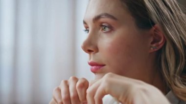 Odaklanmış kadın yüz masajı yapıyor. Çekici bayan banyo odasında yüz masajı yapıyor. Tatmin olmuş, bakımlı bir model, cilt yansımasına dokunuyor. Güzellik rutini konsepti 