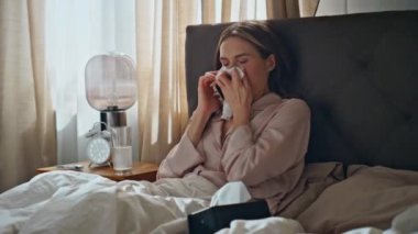 Hasta kadın cep telefonundan konuşuyor. Yatakta sohbet ediyorlar. Sabah hanımefendisi akıllı telefonu arıyor, battaniyenin altında hapşırıyor. Hasta kız, elinde peçeteyle doktoru arıyor. Mevsimsel hastalık konsepti