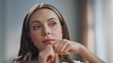 Ciddi model lenfatik drenaj prosedürleri aynaya yakından bakıyor. Yüzüne dokunan kadın evde yüz masajı yapıyor. Sakin kadın hafif banyoda ev içi cilt bakımı yapıyor. 