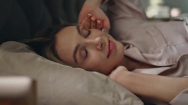 Kapanış uykulu kız sabah erken kalkıyor. Gülümseyen sakin kadın cep telefonuna uzanır. Uyanmış güzel bir model yatakta cevapsız aramaları kontrol ediyor. Akıllı telefon uyuyan kadını rahatsız ediyor. 