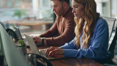 Ofisteki bilgisayarları kapatmakla meşgul çalışanlar. İki meslektaş birlikte çalışma alanında dizüstü bilgisayarların geliştirilmesine odaklandı. Şirket çalışanları işyerlerinde online araştırmalar yapıyorlar..