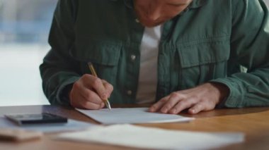 Müşteri kontrat imzalıyor. Ofiste kimliği belirsiz bir ortağın elini sıkıyor. Gülümseyen işadamı iş toplantısında önemli bir belgeyi imzalıyor. Memnun yatırımcı iş yerinde anlaşma yapıyor..