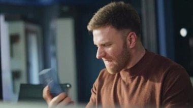 Kızgın patron akıllı telefondan bağırıyor. Ofiste tek başına yakından çalışıyor. Cep telefonu konuşmasından bıkmış bir işadamı gergin bir şekilde aramayı bitirir. İçerideki cep telefonu konuşmasından sonra duygusal menajer endişeli hissediyor