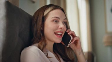 Neşeli kız telefon konuşmalarını yakından takip ediyor. Rahat bir kadın sabah yatağında uzanıp akıllı telefonlardan konuşuyor. Mutlu güzel manken konuşmaları hafta sonu nöbetleşe. İlişki iletişimi kavramı 