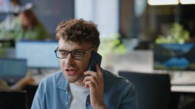 Ofis bürosundaki cep telefonu görüşmelerinde başarılı bir yaratıcı. Düşünceli iş adamı cep telefonunun kapalı alanda bilgisayarla çalıştığını söylüyor. Profesyonel iletişim ortağı, akıllı telefon. 