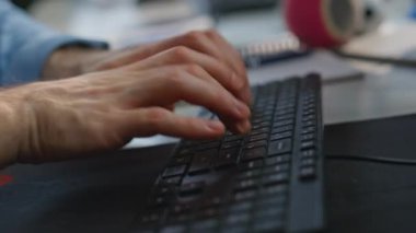 Klavyeyi daktilo eden işadamı elleri yakın plan. Tanımlanamayan akıllı adam yöneticisi iş yerindeki bilgisayarı kullanarak e-posta yazıp internette geziniyor. İşçi parmakları içeride düğmelere basıyor 