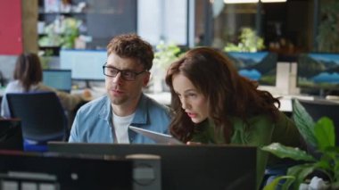Ofis ortakları iş sorununu çözmek için birlikte çalışıyorlar. Patroniçe, iş yerinde danışman bir adamı tartışıyor. Finans meslektaşları şirket projesinde çalışıyor. İş adamları yaşam tarzı kavramı 