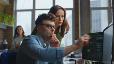 Mutlu meslektaşlar iş sonuçlarını tartışıyor. Buro acentesinde bilgisayara yakın çekim yapıyorlar. Ofis çifti panoramik kabine projesini inceliyor. İki gülümseyen kadın şirket odasında birlikte çalışıyor.