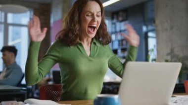 Ofisteki muhteşem bayan görüntüsü monitörü. Heyecanlı esmer iş kadını büyük haberler alıyor sevindirici bir başarı. Bilgisayar e-postalarını okuyan mutlu bir kadın. Neşeli girişimci kazanan konsept